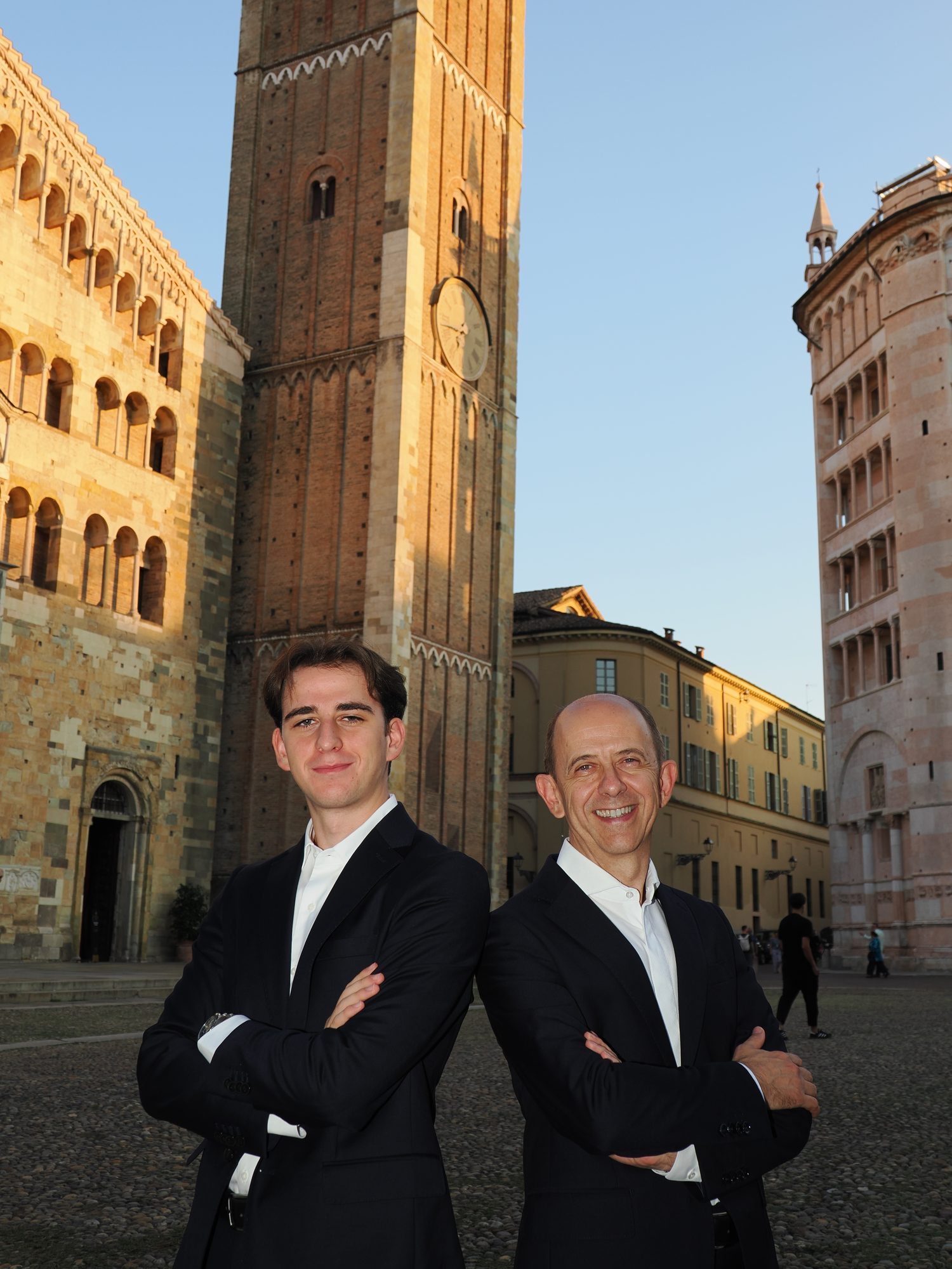 Flavio e Filippo Montaina schiena contro schiena, a braccia conserte, in piazza davanti al Duomo