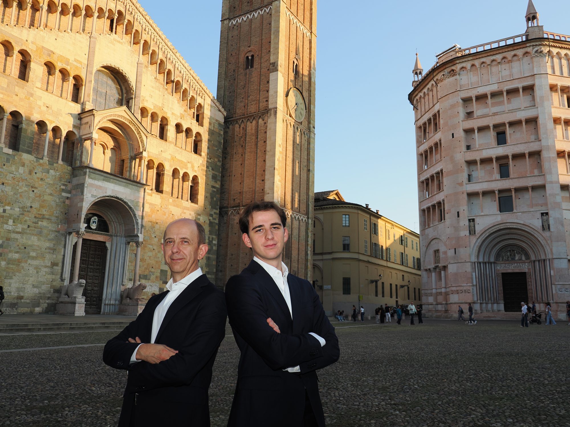 Filippo e Flavio Montaina schiena contro schiena in piazza del Duomo, al tramonto